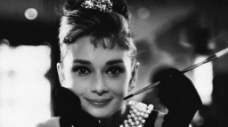 Deset známek s Audrey Hepburnovou prodáno za 10,5 milionu korun 