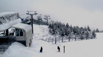 Na horské silnice už kvůli sněhu a námraze vyjely sypače