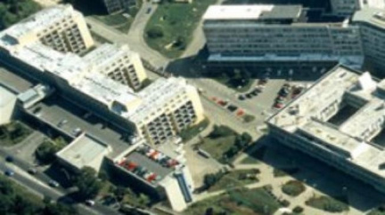 V Motole všili dívce do víčka zlatý plíšek, aby oko mohla zavírat 