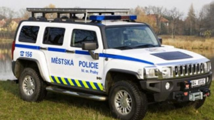 Řidič kamionu prý najížděl autem na strážníka