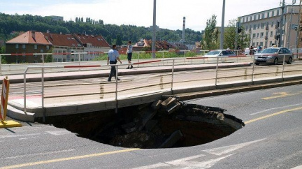 Na frekventované Evropské ulici v Praze se propadla vozovka do hloubky 5 metrů
