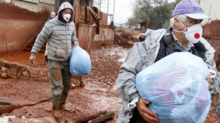 Havárie v Maďarsku už má osm obětí, hliníkárnu chce převzít stát