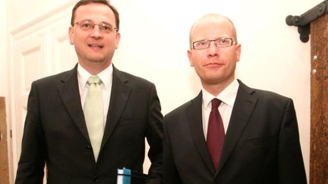 Budeme o reformách s opozicí jednat, slibuje Nečas. Sobotka nevěří