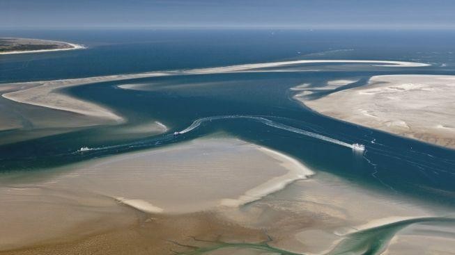 Trendy v pohřbívání? Číňané ostatky svých blízkých házejí v sáčcích do moře