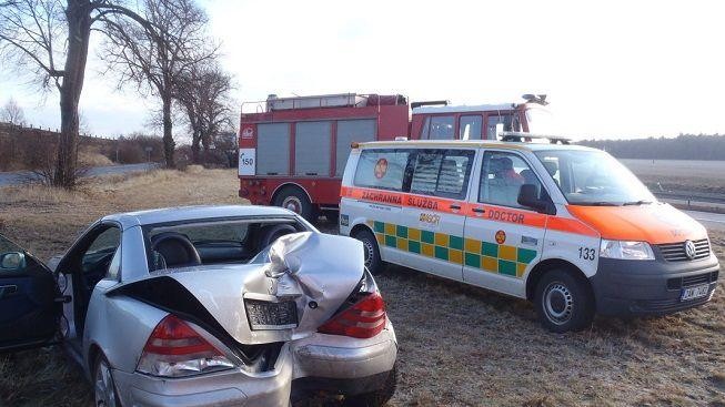 Opilý řidič naboural do stromu. Zabil svého spolujezdce