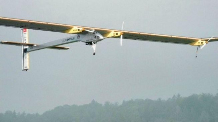 Experimentální letoun poháněný sluncem přistál v Madridu