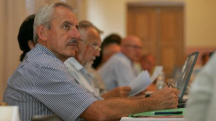 Heger chce úlevy od poplatků podle finanční situace, ne věku