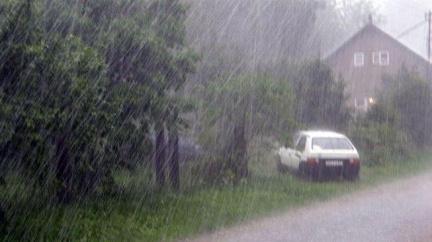 Silný vítr kácel stromy, na desítkách míst byla uzavřena doprava