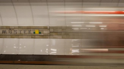 Na Můstku skočila pod metro mladá žena, nepřežila