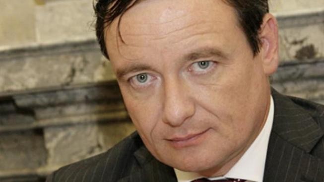 Rath odmítá, že by vybavení jeho kanceláře bylo předražené