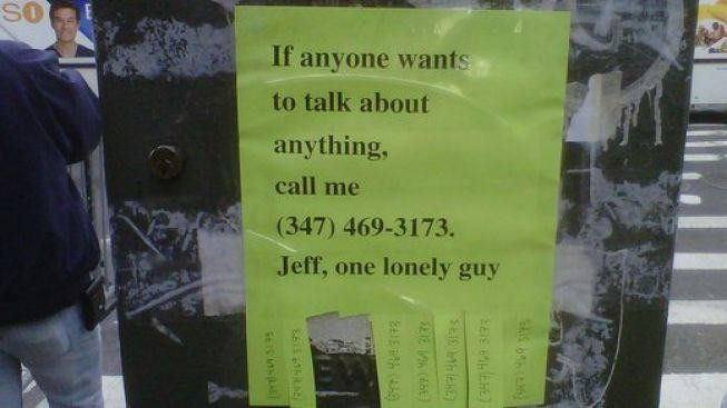 Osamělý Newyorčan vyvěsil na ulice své číslo. Ozvalo se mu 60 000 lidí!