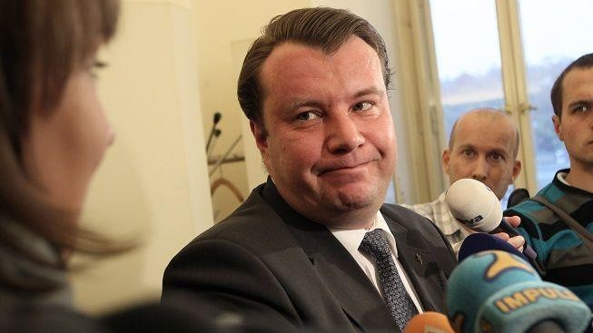 Exministr Kocourek nesmí disponovat se svým majetkem