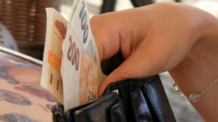 Průzkum: Většina Čechů omezila nákupy do domácností