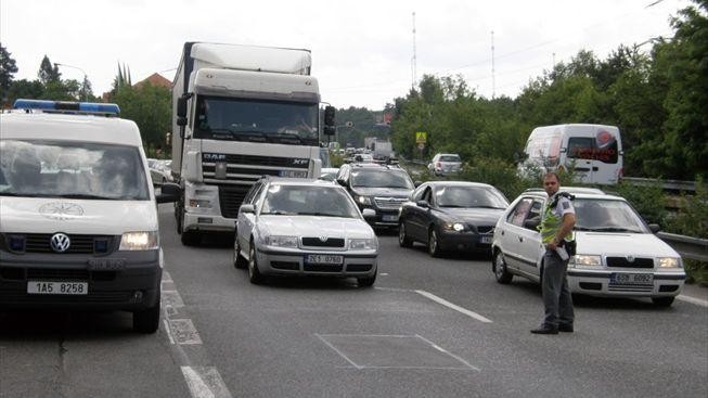 Vjezd do Prahy stojí. Zablokovala ho nehoda tří osobních aut