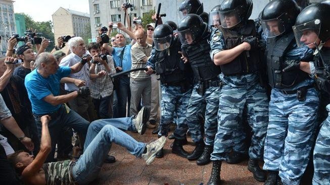 policie jako vždy pomáhá a chrání