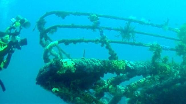 Finsko: Z lodního vraku vyzvedli dvousetleté víno a našli pivo 