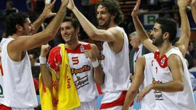 Prvními čtvrtfinalisty MS basketbalistů jsou Srbové a Španělé