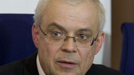 Špidla by se zlému psovi ubránil. Kabelu do tlamy a jede se dál