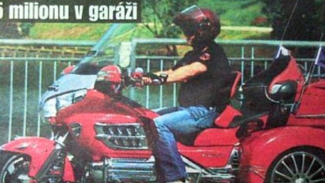 Byla ojetá, hájil šéf ČT Janeček nákup luxusní motorky