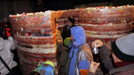 Voskové srdce ze svící na počest Václava Havla nevydrželo tropická vedra