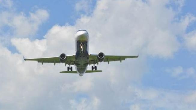 Brit procestoval USA dvěma letadly s petardami v kapse