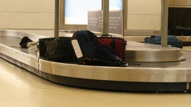 Chystáte se letos na dovolenou letecky? Pozor na zavazadla