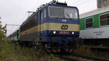 Vlaky na Orlickoústecku stojí. Vyšetřuje se smrt neznámé osoby, která přelezla závory
