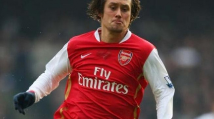 Arsenal vydřel v Liverpoolu remízu i zásluhou Rosického centru 