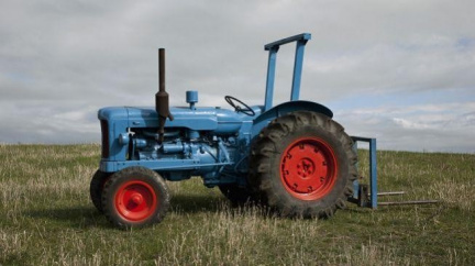 Muž zemřel poté, co se na něj převrátil traktor