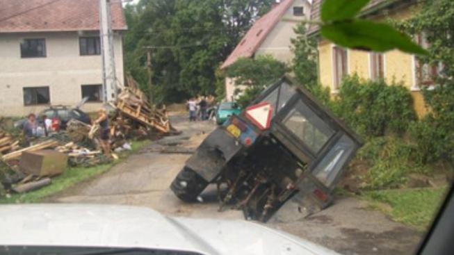 Svědectví: V zatopené Raspenavě škodí Romové a Červený kříž