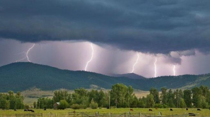 Meteorologové hrozí: Večerní bouřky budou ukrutné