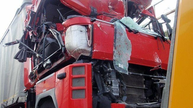 Při nehodě felicie a kamionu na silnici Praha - Chomutov vyhasl život