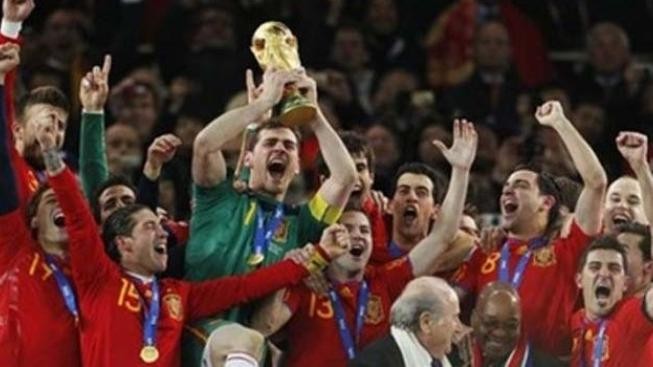 Španělé a Nizozemci dostali pokuty za tvrdou hru ve finále MS 