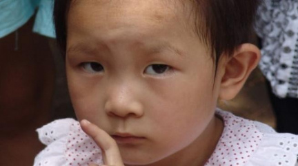 Útočník s nožem zabil v Číně tři děti a učitele 