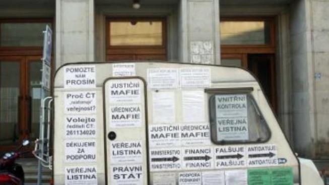 Kalousek musí před prací trpět karavan s nápisy ´úřednická mafie´