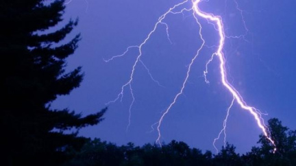 Hlavně na Moravě má v noci silně pršet, voda může zatopit sklepy 