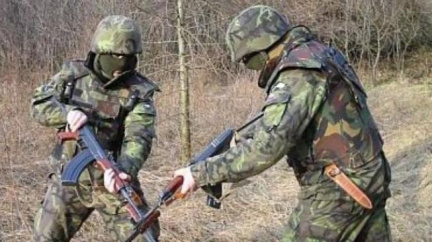 Za nedávným odchodem tří generálů je špionážní aféra 