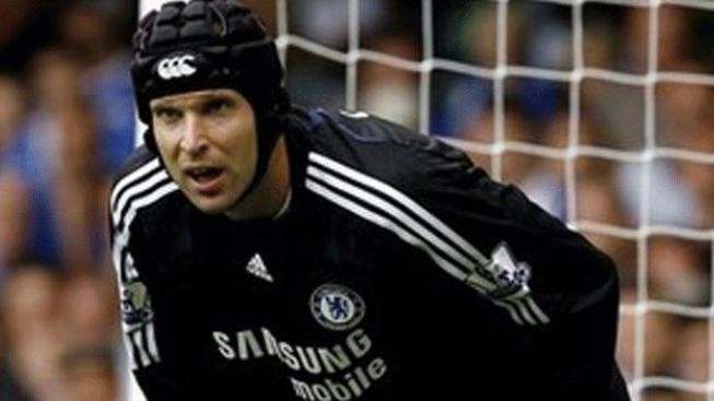 Brankář Čech má znovu poraněné lýtko, bude chybět tři týdny 