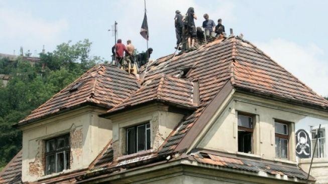 Squatteři obsadili vilu Milada, deset jich zůstává na střeše 