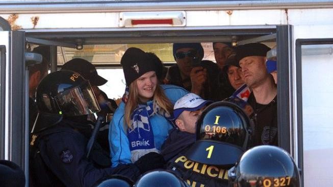 Fanoušci Baníku cestou vlakem poničili vagony a zranili policistu 