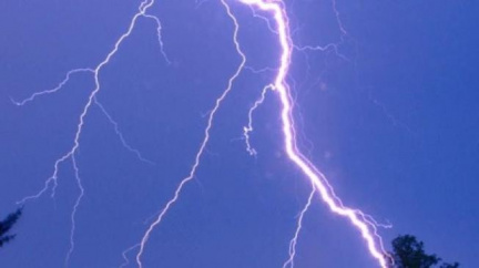 Teploty v Česku nepoleví, navíc přijdou i silné bouřky s vichrem 