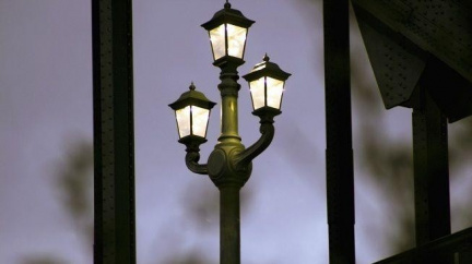 Anonym rozmisťuje po městě smrtonosné svítilny