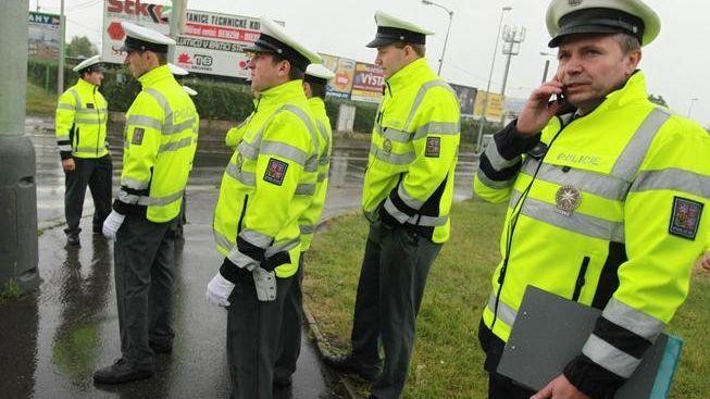 Řidič BMW srazil a přejel dopravního policistu, řidiči mu nepomohli