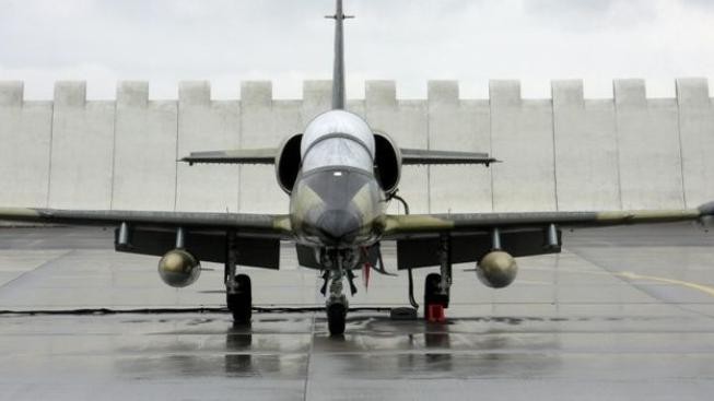 Na Pardubicku spadl vojenský letoun, piloti se katapultovali
