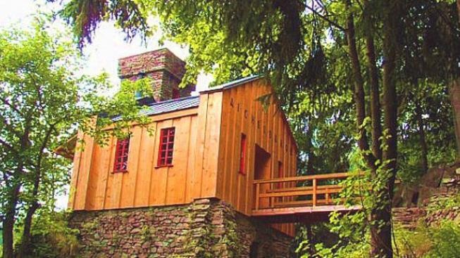 U hrádku na Trutnovsku se zřítil most, zranilo se sedm svatebčanů