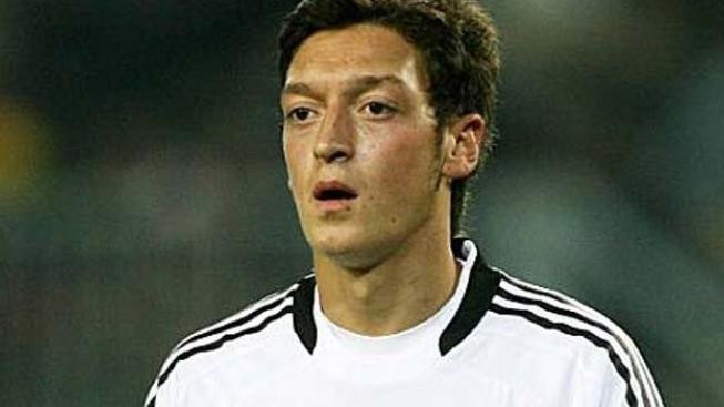 Němec Özil je podle vedení Brém lepší než Messi