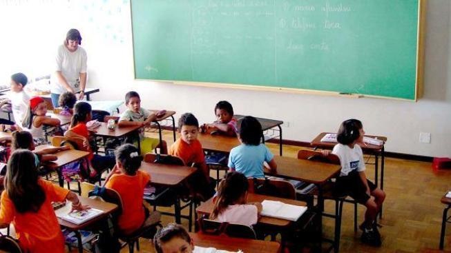 VV: Peníze z obrany stačí, aby byl základní plat učitelů 20.000 