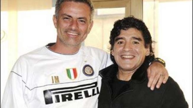 Maradona obdivuje Mourinha a může mu prý kdykoliv zavolat o radu 