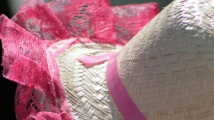 Dostihům v Ascotu opět kralovaly rozverné kloboukové kreace 