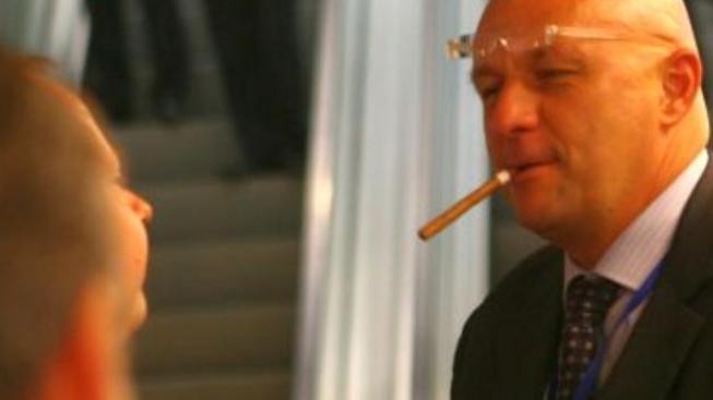 Julínek kouří a stydí se za to